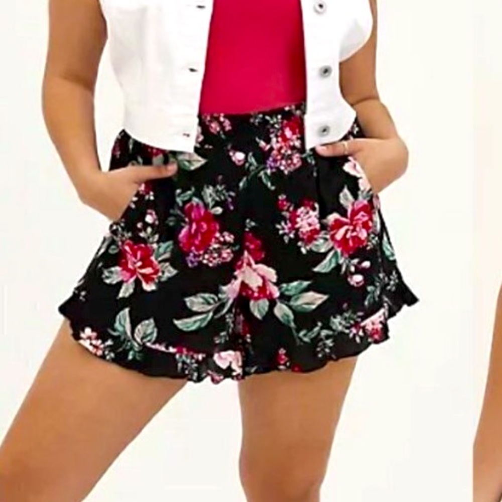 NWOT Torrid 5 black floral frilly shorts